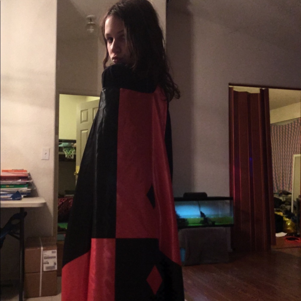 I’m a selling a Harley Quinn cape
